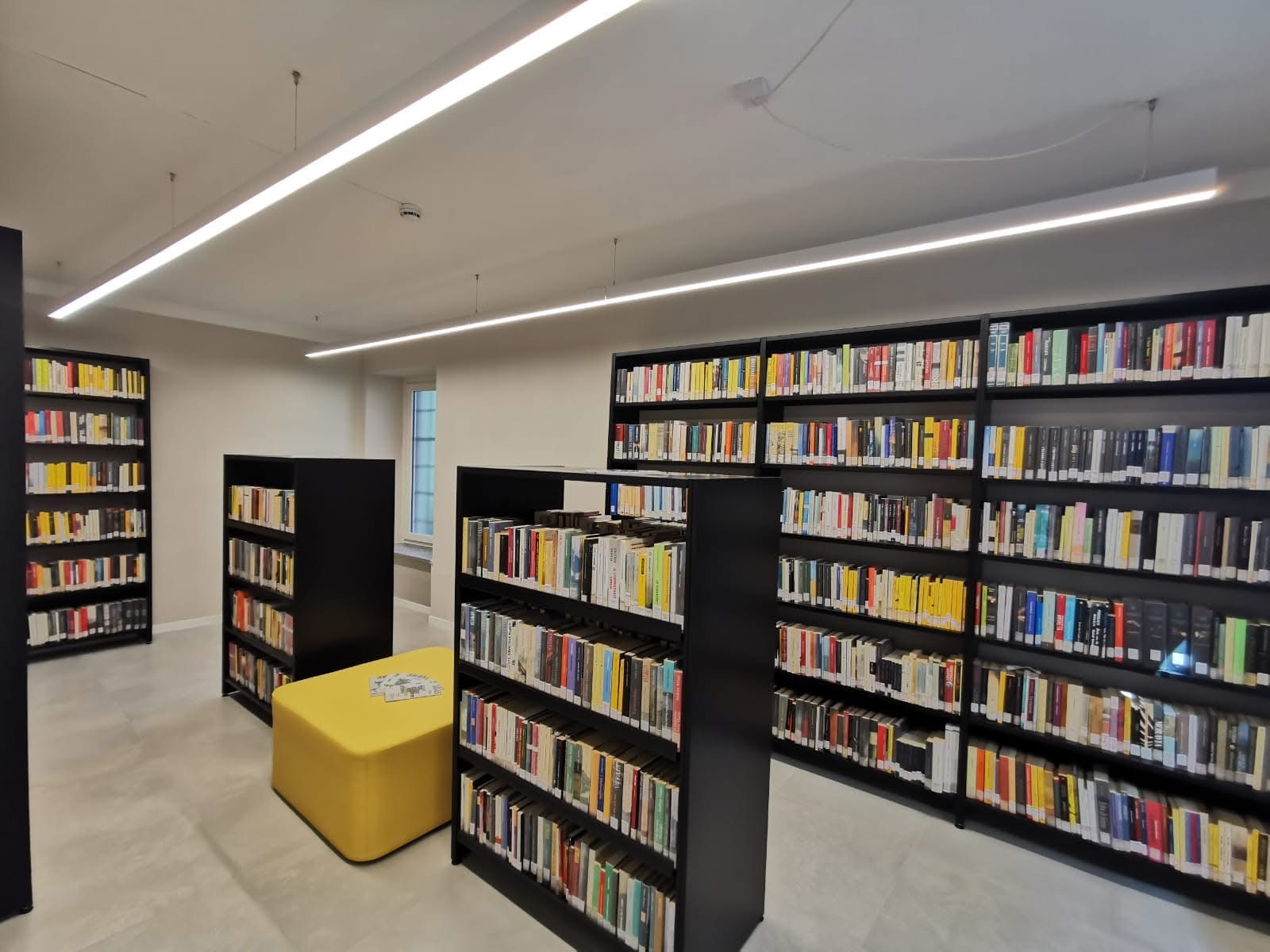 record.cover.alt|default(record|title)